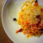Spaghetti con crema di carote e mirtilli rossi