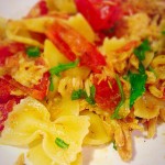 Farfalle con pesce persico, pomodorini, rucola e paprika dolce