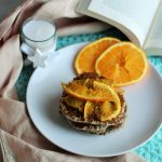 Pancake vegani con latte di mandorla, arance e cardamomo