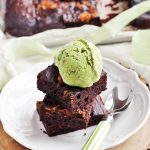 Brownies al cacao con gelato al pistacchio